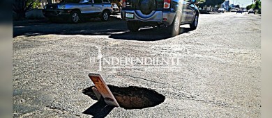 Baches, incrementan riesgo de accidentes viales: Conductores