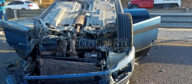 Pareja lesionada tras volcarse en su carro cerca de Todos Santos