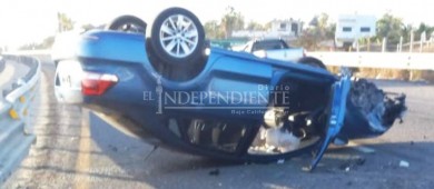 Pareja lesionada tras volcarse en su carro cerca de Todos Santos