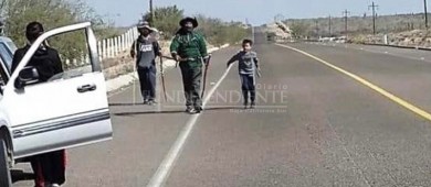 Caminantes que cumplen una manda por sanación  de un infante esperan llegar a La Paz el miércoles