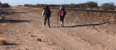 Caminantes que cumplen una manda por sanación  de un infante esperan llegar a La Paz el miércoles