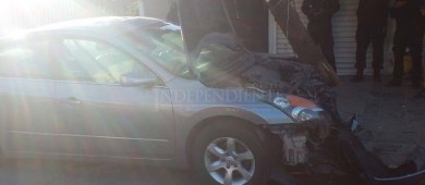 Aparatosa volcadura manda graves al hospital a ocupantes del vehículo