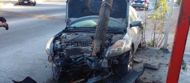 Aparatosa volcadura manda graves al hospital a ocupantes del vehículo