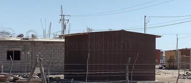 Reprocha gobernador a Mendoza Davis la construcción de casas de madera de 4 por 4 para familias sudcalifornianas