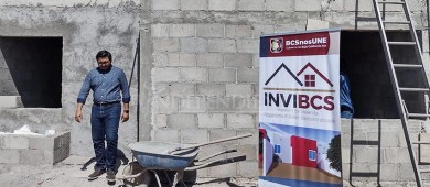 Reprocha gobernador a Mendoza Davis la construcción de casas de madera de 4 por 4 para familias sudcalifornianas