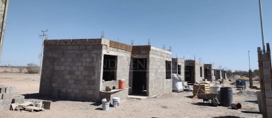 Reprocha gobernador a Mendoza Davis la construcción de casas de madera de 4 por 4 para familias sudcalifornianas