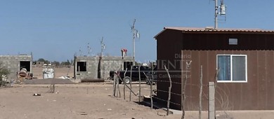 Reprocha gobernador a Mendoza Davis la construcción de casas de madera de 4 por 4 para familias sudcalifornianas