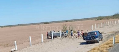 Afortunado conductor sobrevive a aparatosa volcadura en Comondú