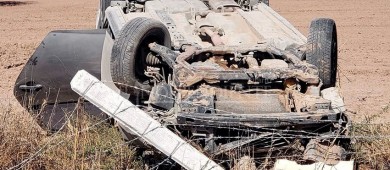 Afortunado conductor sobrevive a aparatosa volcadura en Comondú