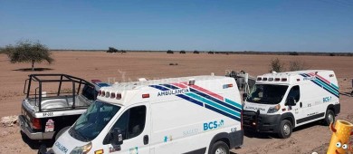 Afortunado conductor sobrevive a aparatosa volcadura en Comondú