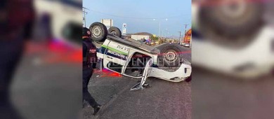Cuatro policías lesionados tras volcadura de patrulla por choque
