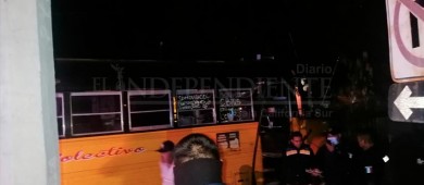 Operado por conductor ebrio, camión urbano choca contra dos carros estacionados