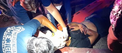 Ni corriendo logró cruzar peligrosa avenida, masculino termina en el hospital tras ser atropellado