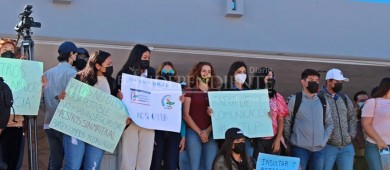 Alumnos de UTLP revientan contra rectoría; Gobernador instruye cambios