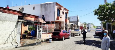 Quiso asar carne, y por poco incendia la casa