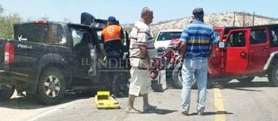 Encontronazo en Los Cabos; chocan de frente dos camionetas