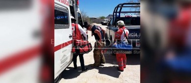 Incendio arrasa con vivienda alcanza dos vehículos sobre la calle