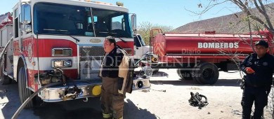 Incendio arrasa con vivienda alcanza dos vehículos sobre la calle