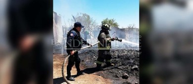 Incendio arrasa con vivienda alcanza dos vehículos sobre la calle