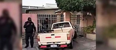 Militar impacta su carro contra casa después de chocar contra otro auto