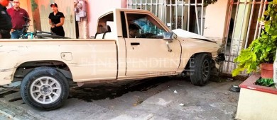Militar impacta su carro contra casa después de chocar contra otro auto
