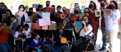 Colecta UABCS 300 cuadritos tejidos como parte de campaña de inclusión mundial