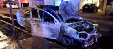 Incendio consume vehículo en la colonia Las Américas