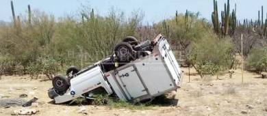 Fallece conductor en volcadura cerca de Loreto