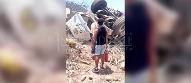 Fallece conductor en volcadura cerca de Loreto