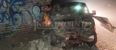 Carro choca y destruye antigua construcción en ejido Plutarco Elías Calles