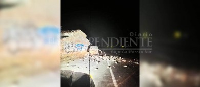 Carro choca y destruye antigua construcción en ejido Plutarco Elías Calles