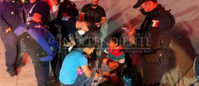 ¡Por el arroyo de Camino Real! Adulto y menor lesionados al ser arrollados por una motocicleta