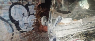 Carro choca y destruye antigua construcción en ejido Plutarco Elías Calles