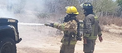 Sofocan bomberos incendio de dos vehículos en diferentes puntos de La Paz