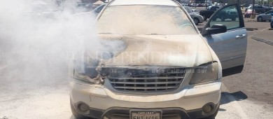 Sofocan bomberos incendio de dos vehículos en diferentes puntos de La Paz