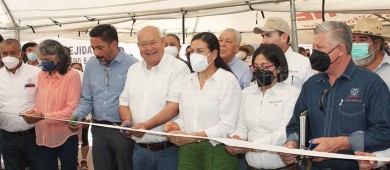 Entrega Castro Cosío certificados parcelarios y títulos de propiedad en ejido El Centenario