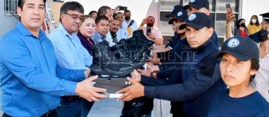 Entrega alcalde uniformes y equipo táctico durante recorrido en las instalaciones de Seguridad Pública en SJC