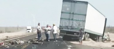 Mueren dos personas en choque de tráileres en Comondú