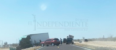 Mueren dos personas en choque de tráileres en Comondú