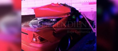 Increíble… Conductor salva la  vida tras impactarse contra caja de tráiler