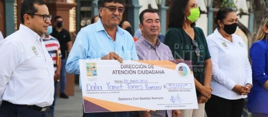 Ayuntamiento de Los Cabos entrega apoyos a jóvenes estudiantes y deportistas; erogaron 180 mil pesos
