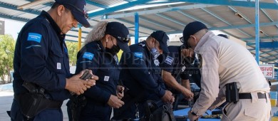 Cinco policías, una sola mujer entre ellos, reciben capacitación de la Asociación Interamericana de Policías