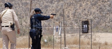 Cinco policías, una sola mujer entre ellos, reciben capacitación de la Asociación Interamericana de Policías