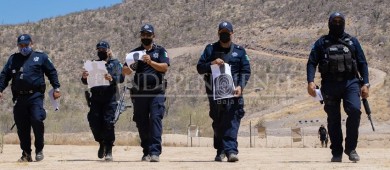 Cinco policías, una sola mujer entre ellos, reciben capacitación de la Asociación Interamericana de Policías