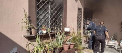 Policía Municipal rescata a una menor y su mascota atrapados en un casa en llamas