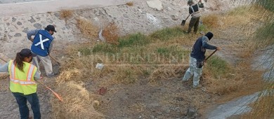 Realiza Servicios Públicos La Paz limpieza de canal del bulevar Constituyentes