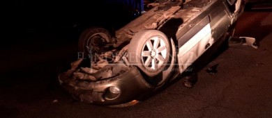 Se durmió al volante y chocó contra autos estacionados