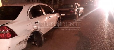 Se durmió al volante y chocó contra autos estacionados