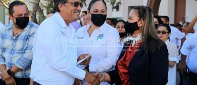 Ayto Los Cabos entrega de 2 camiones, uno para la delegación de Miraflores y otro más al DIF Los Cabos