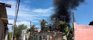 Arrasa con vivienda y carro incendio que inició en una palmera
